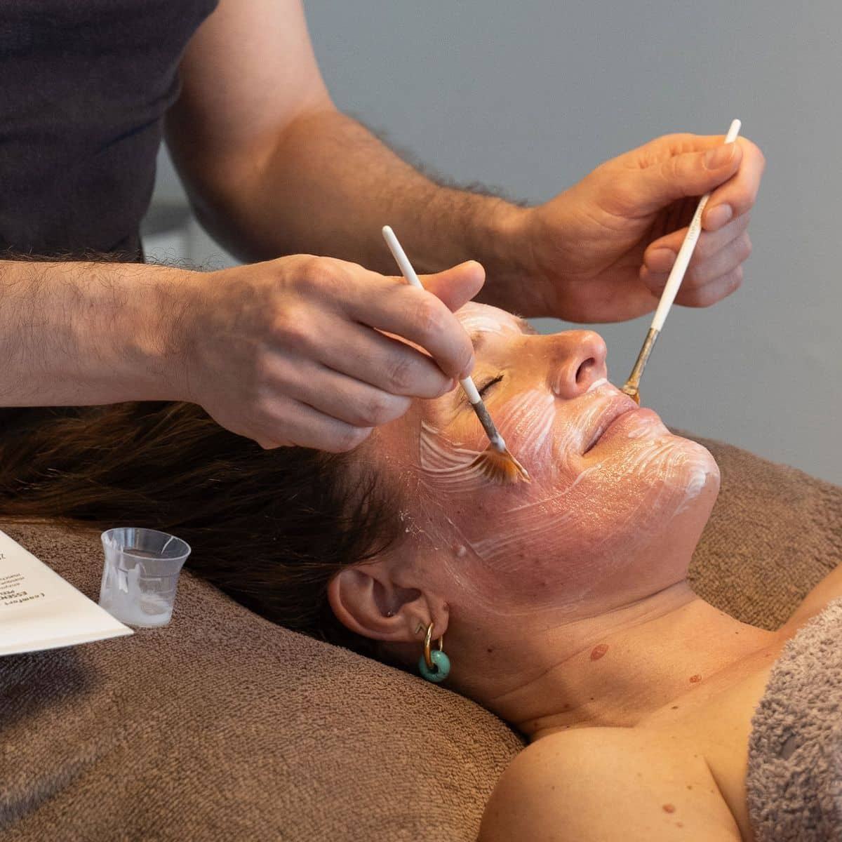Jan Desair geeft een Remedy kalmerende gezichtsbehandeling in Hasselt