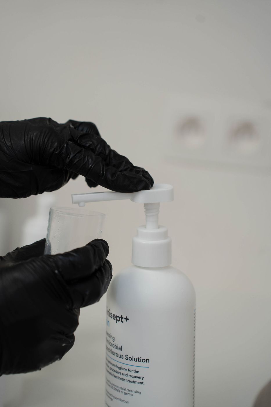 Een fles ontsmettende oplossing wordt gepompt