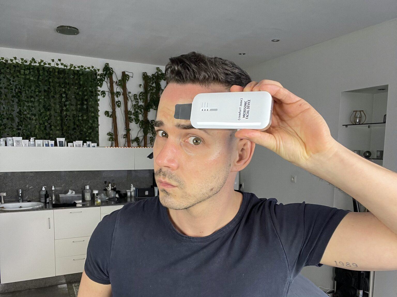 Jan Desair met het Microsonic Facial Device van Comfort Zone